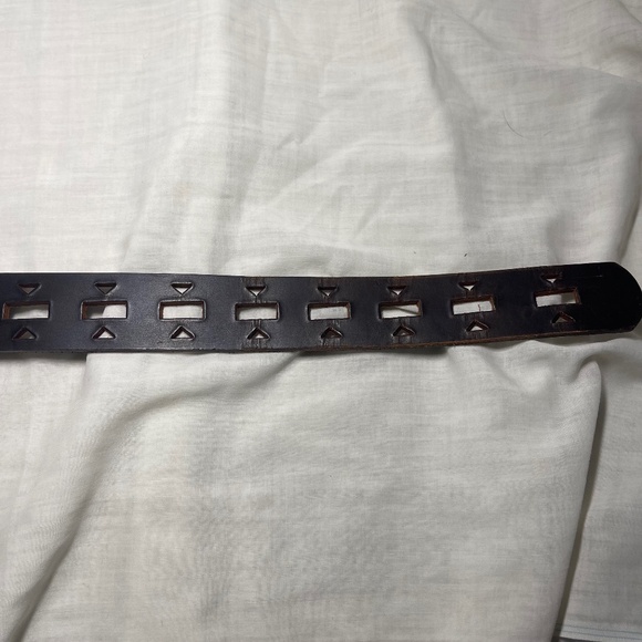 Leather belt. Dark Brown.1.5 in Wide. 38.5 in Long. Unbranded. Geometric Shapes - Picture 7 of 12